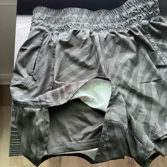 Avia double lined running shorts zebra print - Picture 2 of 4